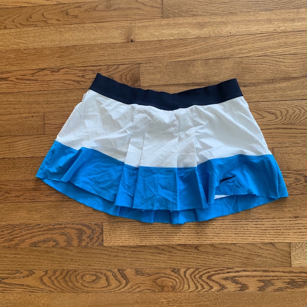 Nike color block tennis skirt w/ attached shorts.